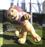 costume-lion.jpg (64088 bytes)